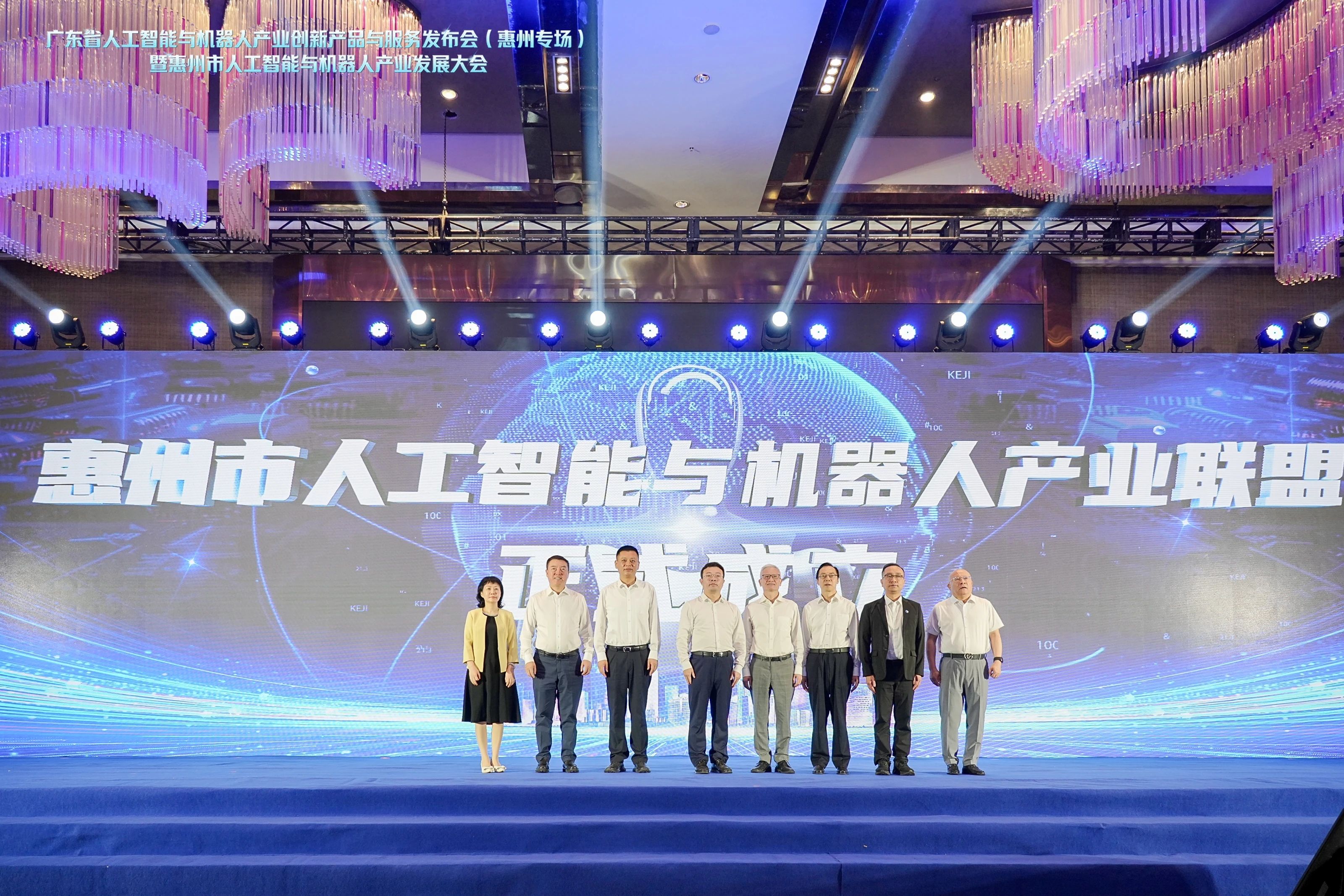陳董受邀參加惠州市人工智能與機(jī)器人產(chǎn)業(yè)發(fā)展大會(huì)并作“擁抱 AI 奔向未來(lái)”主題分享